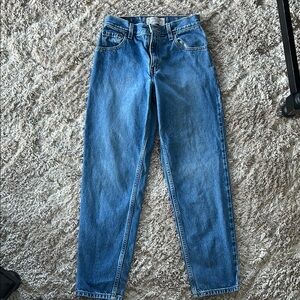 Levis High-Rise Straight Leg Jeans in Medium Blue